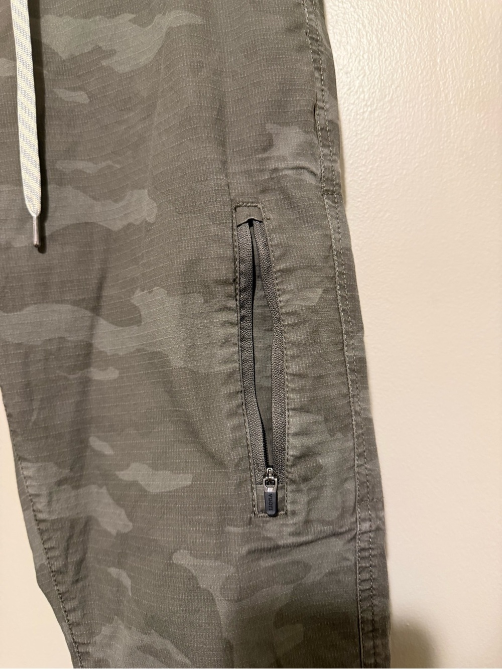 Vuori women’s medium Olive Gray Camo Cargo Pants - Picture 2 of 11